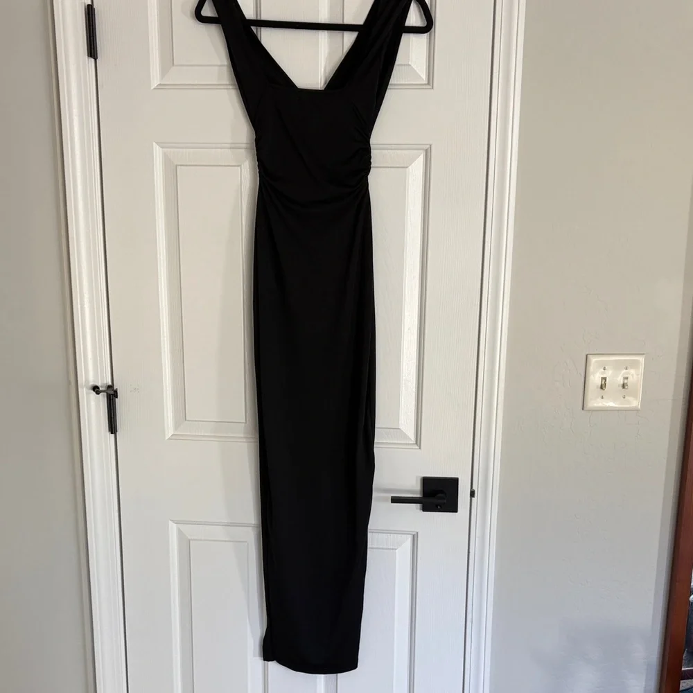 Elegant Black Evening Dress - Picture 2 of 8